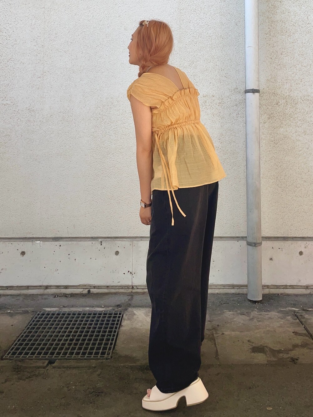 オレンジ系のシャツ/ブラウス、ブラック系のデニムパンツを着用したレディースの夏コーディネートの3枚目の写真