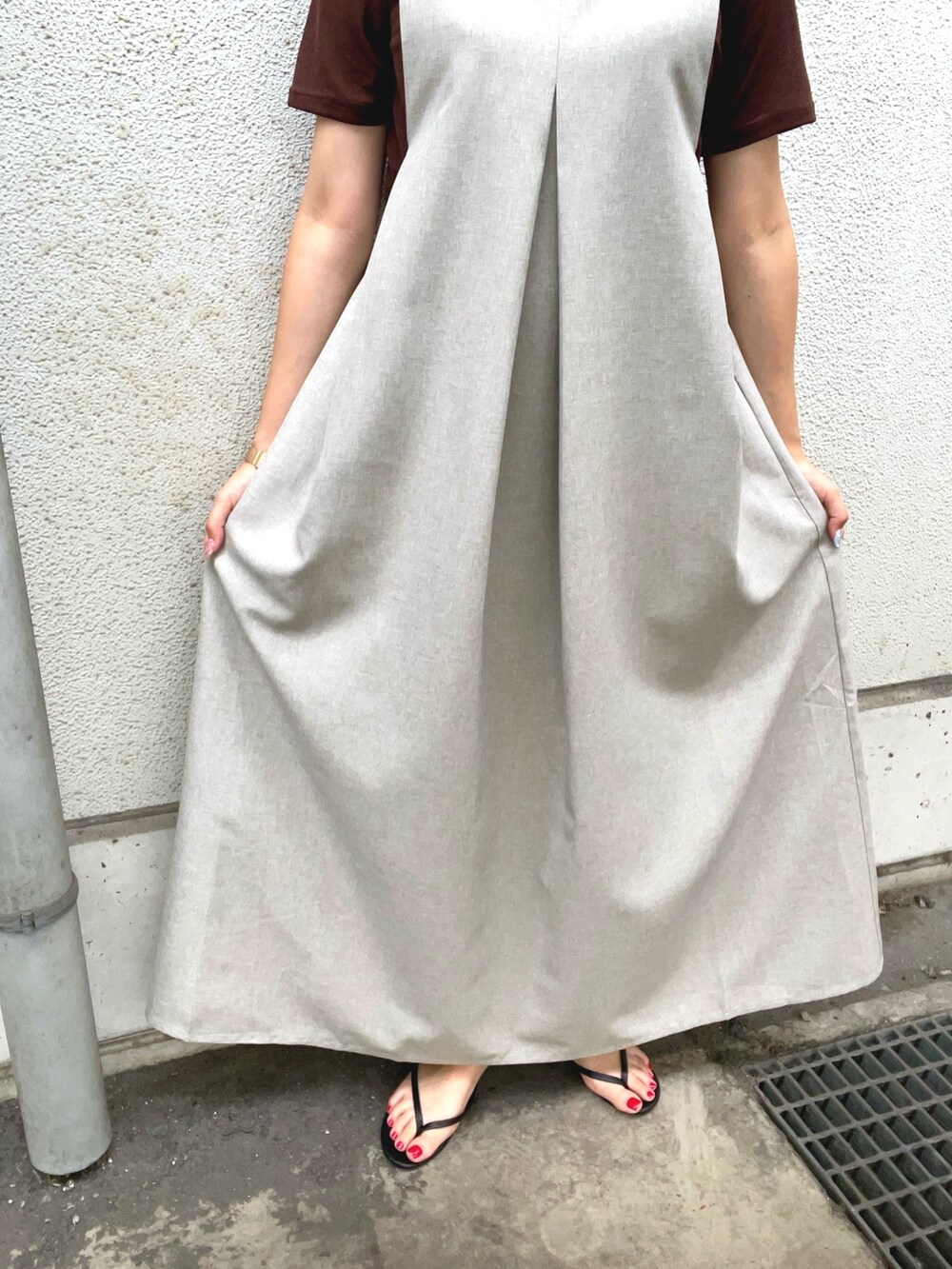 ベージュ系のワンピース、ブラウン系のTシャツ/カットソーを着用したレディースの夏コーディネートの6枚目の写真