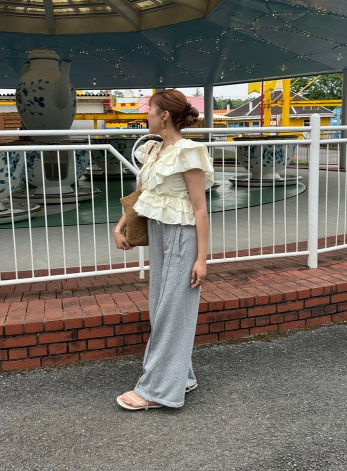 「ママコーデ、スウェット、KBF、パンツ、低身長、フリル、newarrival、155cm、イエベ、骨格ストレート」｜「SENSE OF PLACE by URBAN RESEARCHのピグメントスウェットパンツ（スウェットパンツ、グレー系）」を使った、yukiさん（レディース・155cm）の夏コーディネートの2枚目の写真