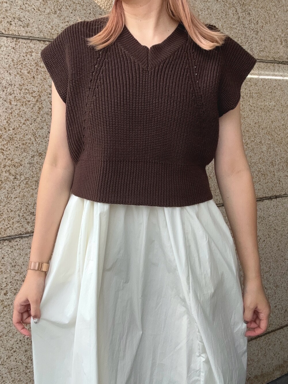 ホワイト系のワンピース、ホワイト系のハットを着用したレディースの夏コーディネートの4枚目の写真