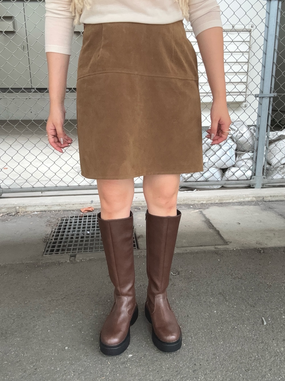 ベージュ系のその他トップス、イエロー系のスカート、ブラウン系のブーツを着用したレディースの秋コーディネートの5枚目の写真