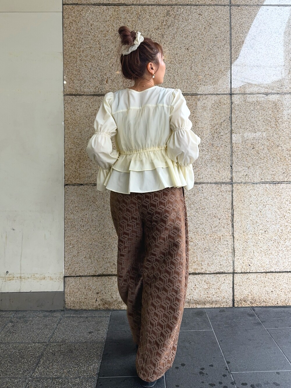 ブラウン系のその他パンツ、ホワイト系のシャツ/ブラウスを着用したレディースの秋コーディネートの3枚目の写真