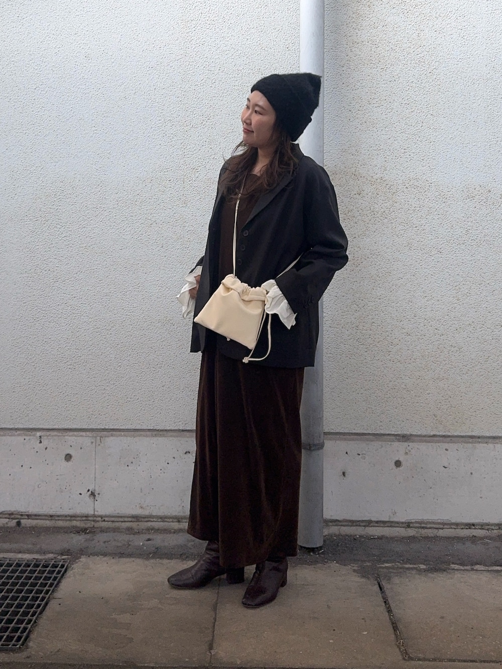 グレー系のその他アウター、ブラウン系のワンピース、ホワイト系のショルダーバッグを着用したレディースの冬コーディネートの2枚目の写真