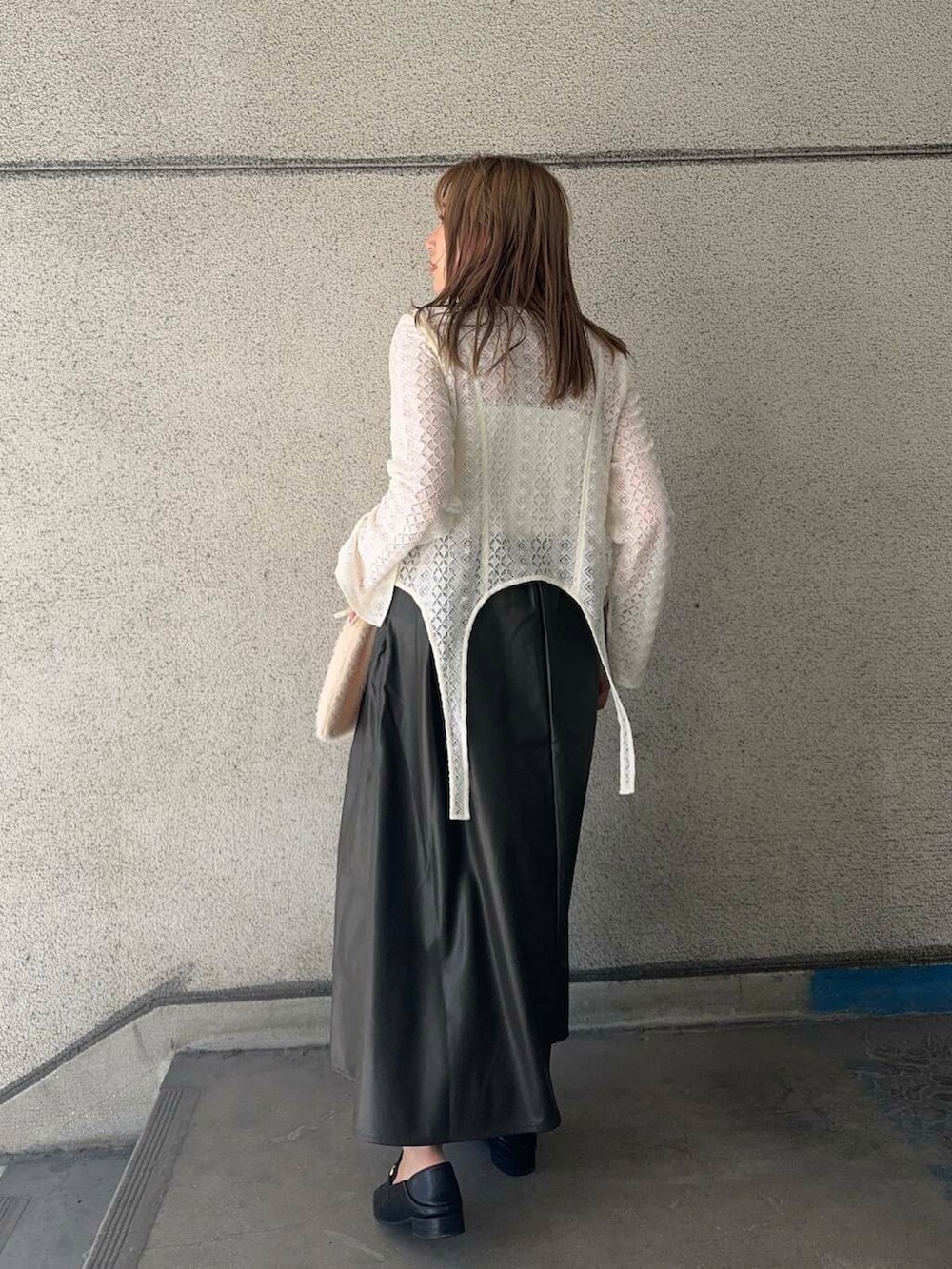 ホワイト系のショルダーバッグ、ホワイト系のTシャツ/カットソー、ブラウン系のスカートを着用したレディースの秋コーディネートの4枚目の写真