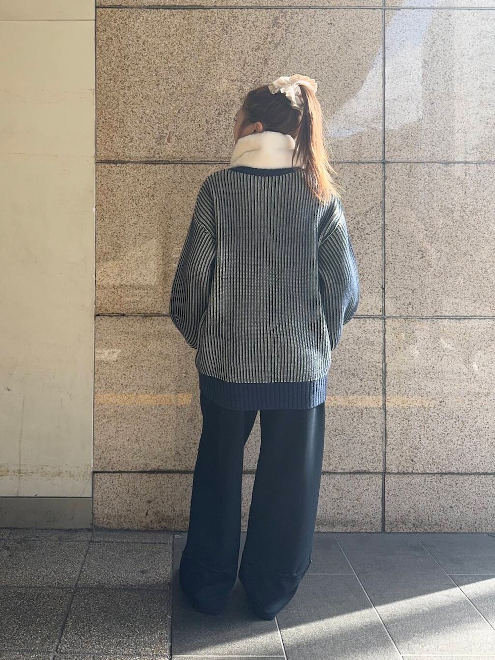 ブルー系のその他パンツ、ブルー系のニット/セーター、ホワイト系のマフラーを着用したレディースの冬コーディネートの4枚目の写真