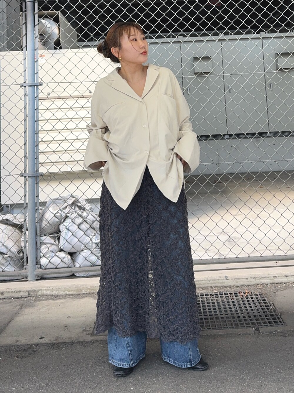 ホワイト系のシャツ/ブラウス、ブルー系のデニムパンツ、グレー系のスカートを着用したレディースの秋コーディネートの2枚目の写真