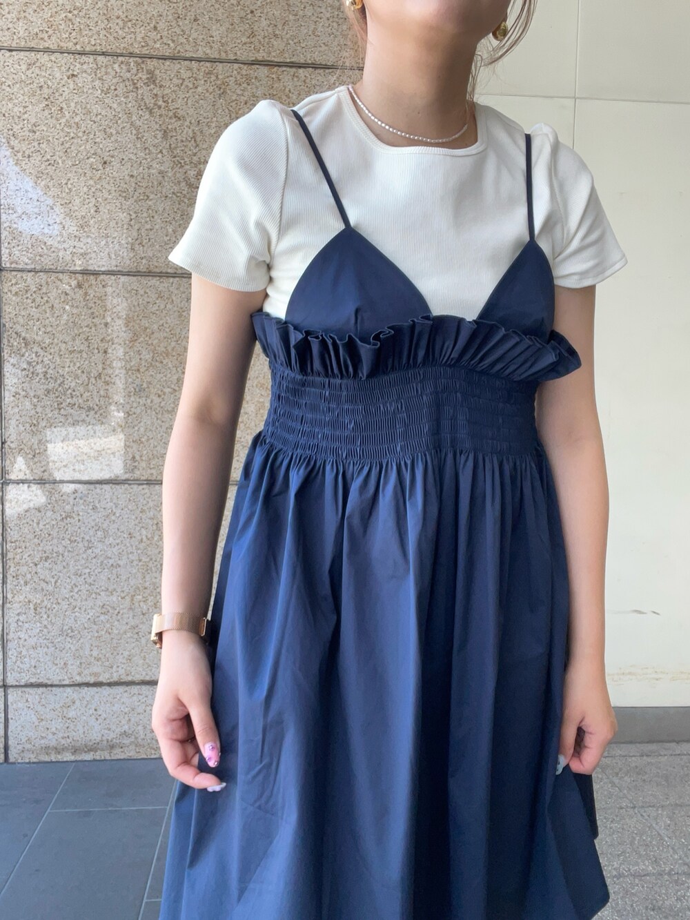 ホワイト系のTシャツ/カットソー、ブルー系のワンピースを着用したレディースの夏コーディネートの4枚目の写真