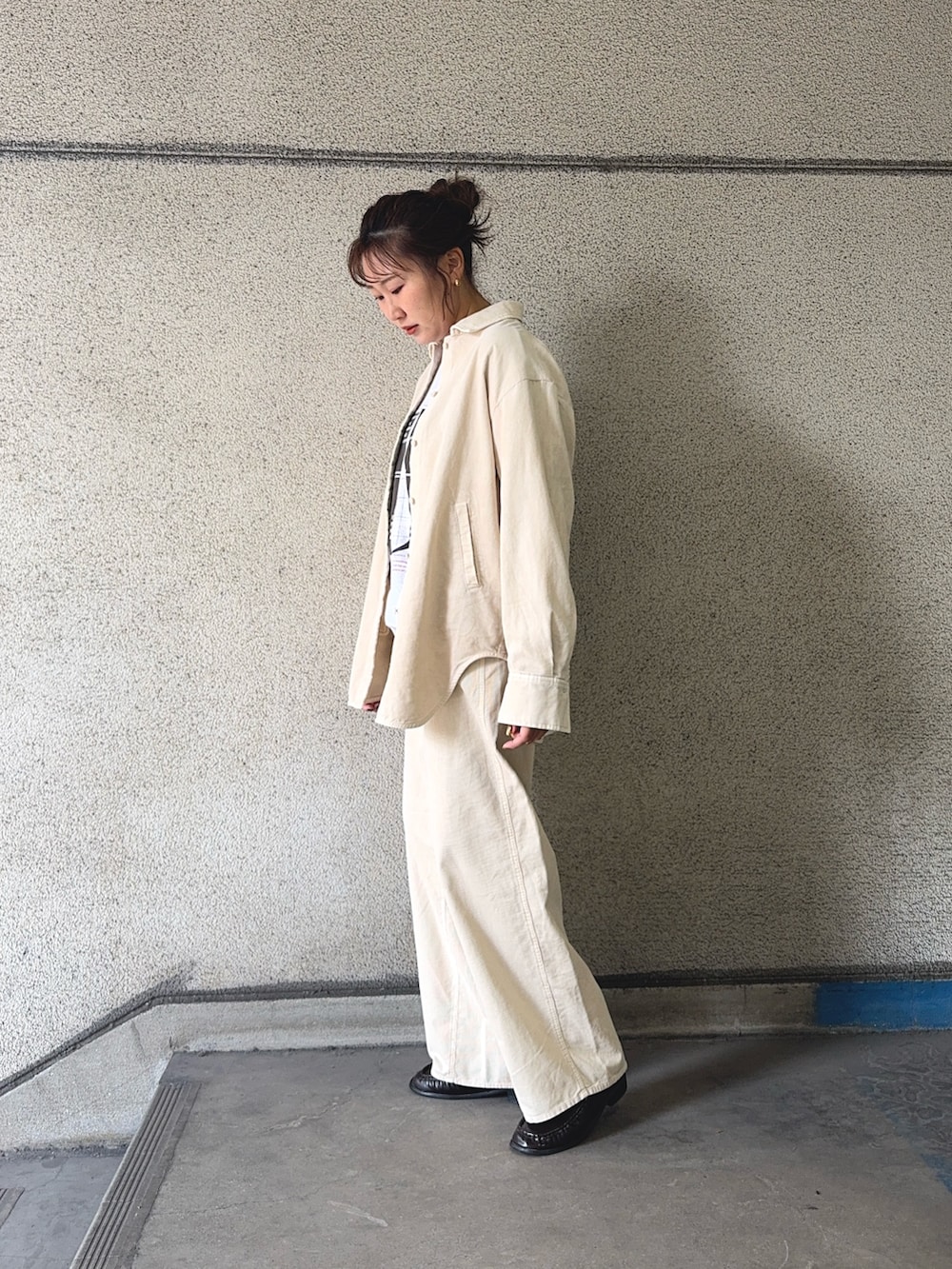 ホワイト系のその他パンツ、ホワイト系のシャツ/ブラウス、グレー系のTシャツ/カットソーを着用したレディースの秋コーディネートの3枚目の写真