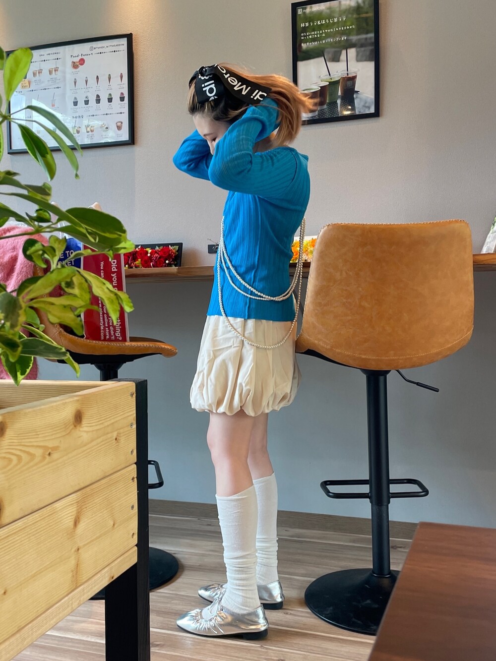 ブルー系のニット/セーター、シルバー系のネックレスを着用したレディースの春コーディネートの2枚目の写真