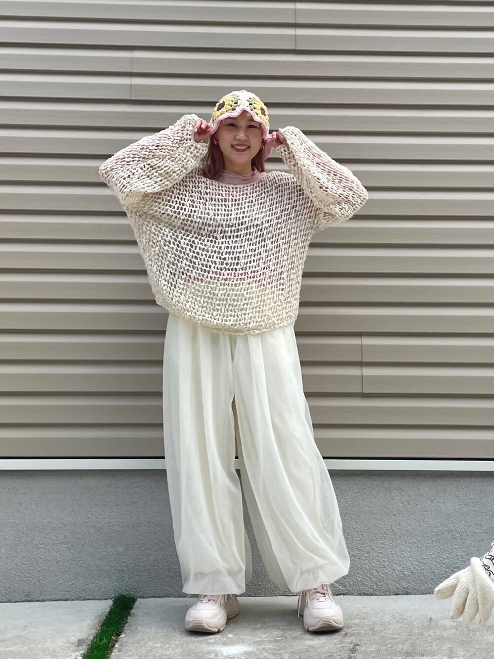 ホワイト系のその他パンツ、ホワイト系のニット/セーターを着用したレディースの春コーディネートの2枚目の写真