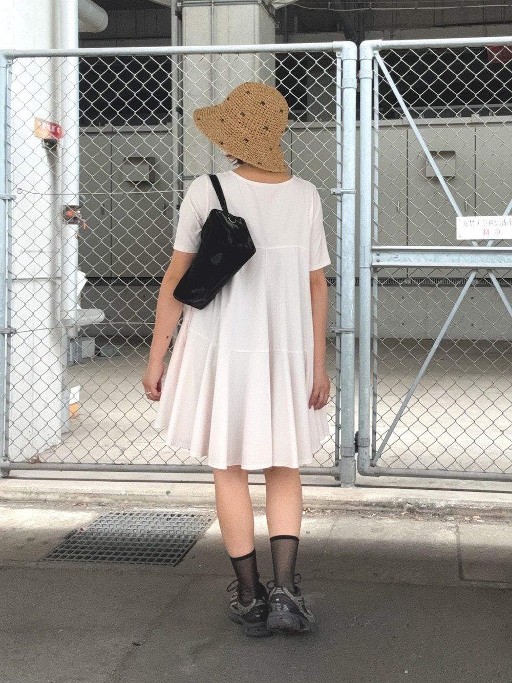 ピンク系のワンピース、ブラック系のその他パンツ、ブラック系のトートバッグを着用したレディースの夏コーディネートの3枚目の写真