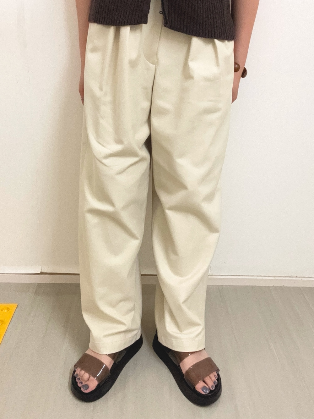 ベージュ系のその他パンツ、ブラウン系のベスト、ブラック系のサンダルを着用したレディースの夏コーディネートの4枚目の写真