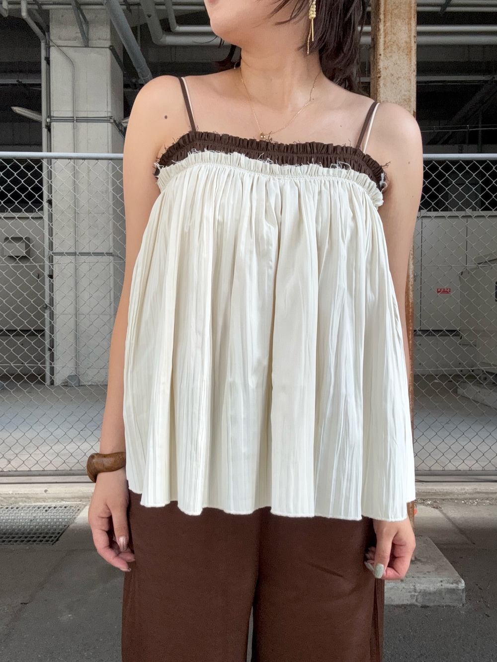 ホワイト系のその他トップス、ブラウン系のその他パンツ、ブラウン系のブレスレットを着用したレディースの夏コーディネートの4枚目の写真