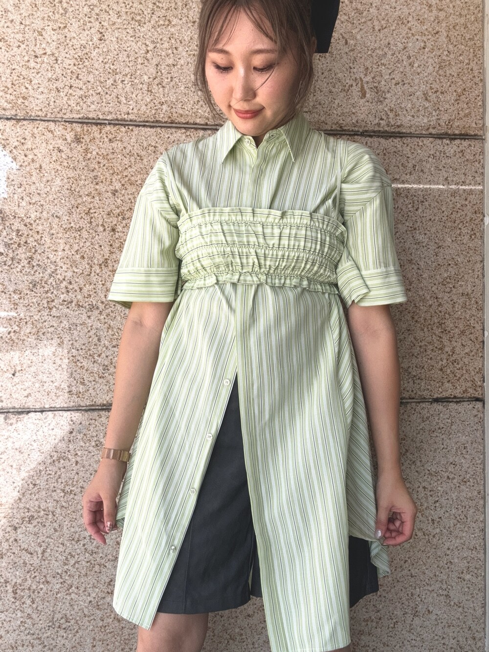 グリーン系のワンピース、ブラウン系のその他パンツを着用したレディースの夏コーディネートの3枚目の写真