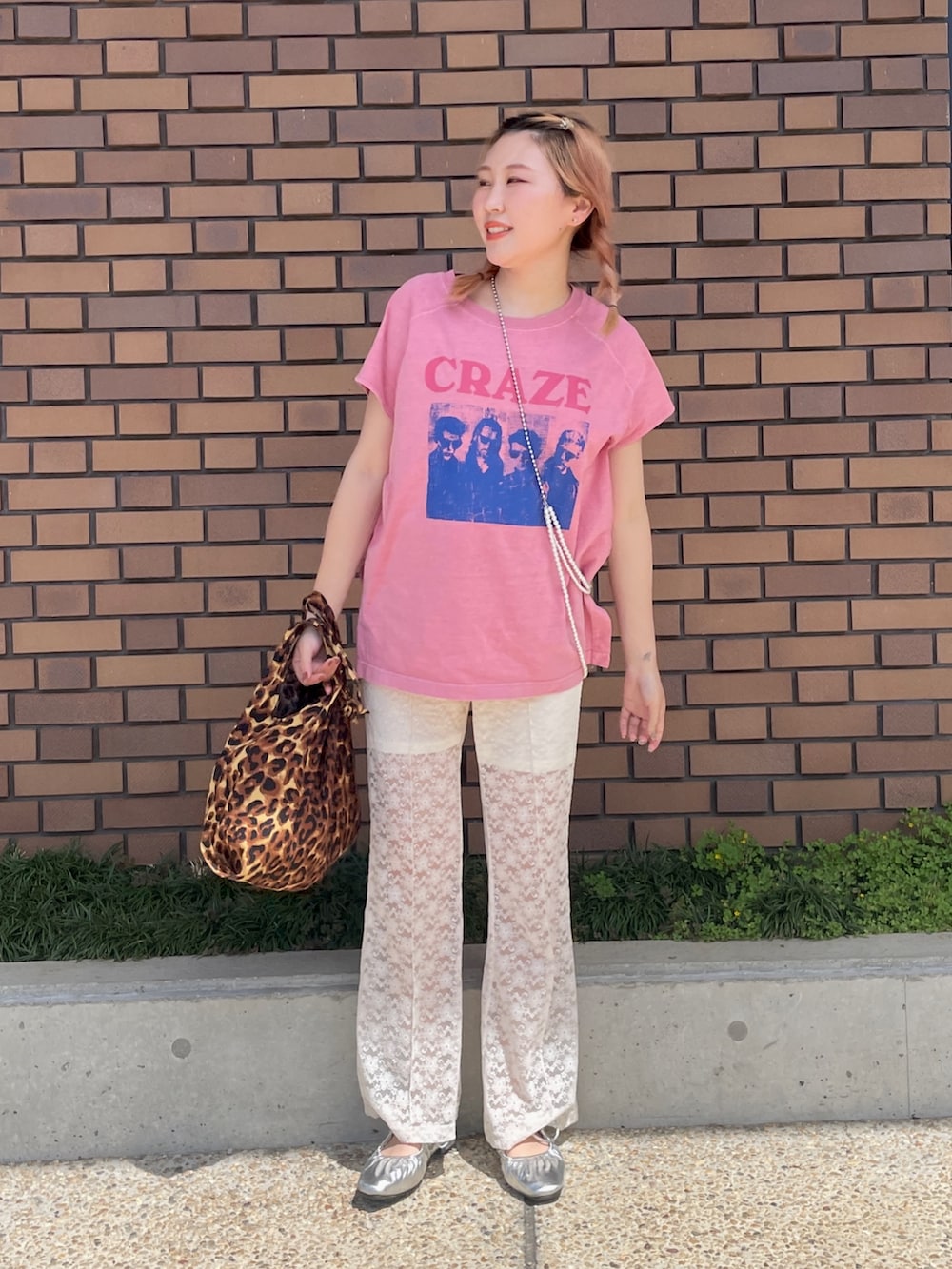 その他のTシャツ/カットソー、シルバー系のネックレスを着用したレディースの春コーディネートの2枚目の写真