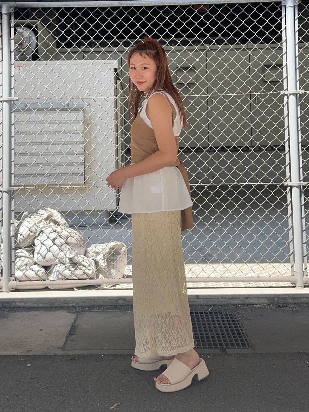 ホワイト系のスカート、ベージュ系のシャツ/ブラウスを着用したレディースの夏コーディネートの2枚目の写真