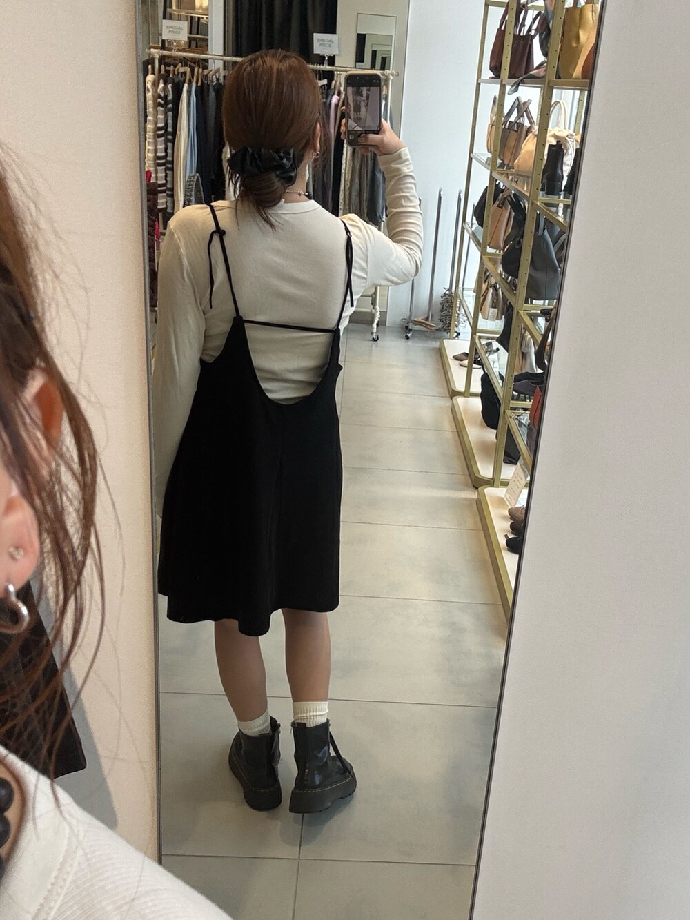 ブラック系のワンピースを着用したレディースの秋コーディネートの4枚目の写真