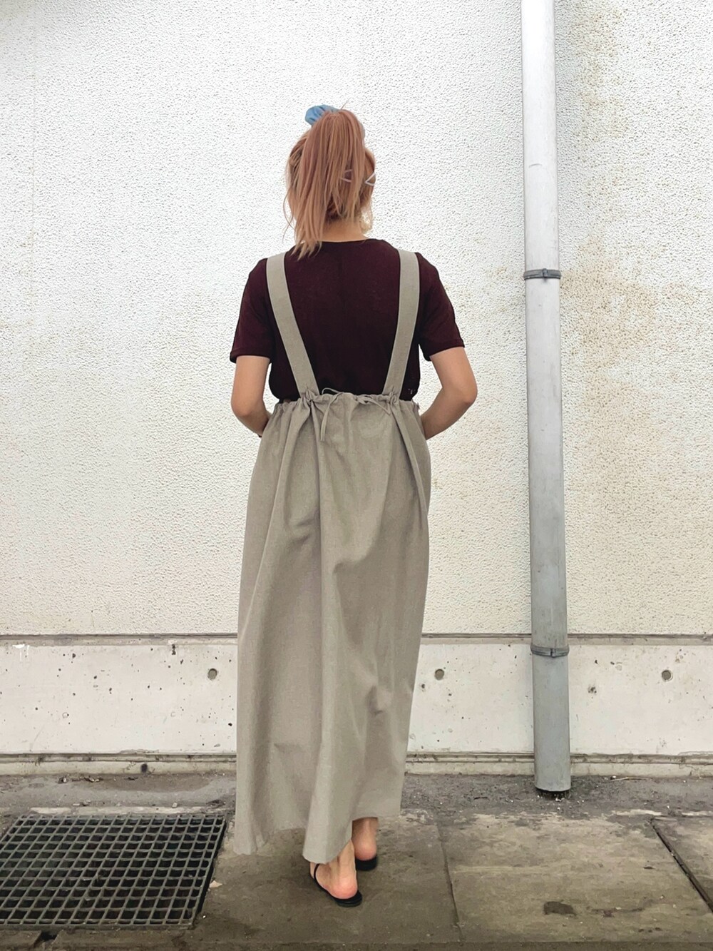 ベージュ系のワンピース、ブラウン系のTシャツ/カットソーを着用したレディースの夏コーディネートの3枚目の写真