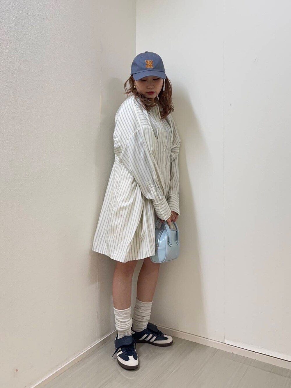 ブルー系のボストンバッグ、ホワイト系のその他パンツ、ベージュ系のワンピースを着用したレディースの冬コーディネートの4枚目の写真