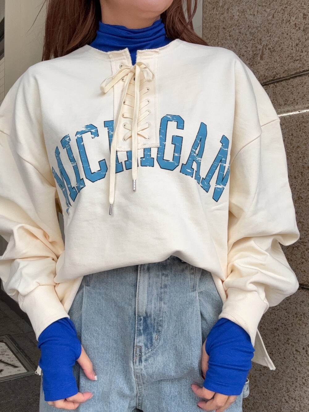 「デニム、おしゃれさんと繋がりたい、カジュアルスタイル、パンツスタイル、デニムパンツ、デニムコーデ、イエベ、イエベ春、ママ、ママコーデ、ママファッション」｜「KBFの『低身長向けも展開』ペインターWIDEデニム（デニムパンツ、ブルー系）」を使った、yukiさん（レディース・155cm）の冬コーディネートの4枚目の写真