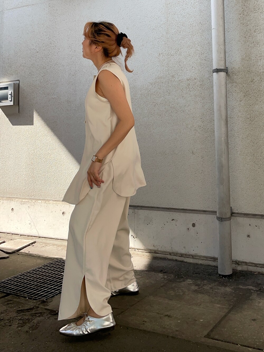 ホワイト系のセットアップを着用したレディースの春コーディネートの3枚目の写真