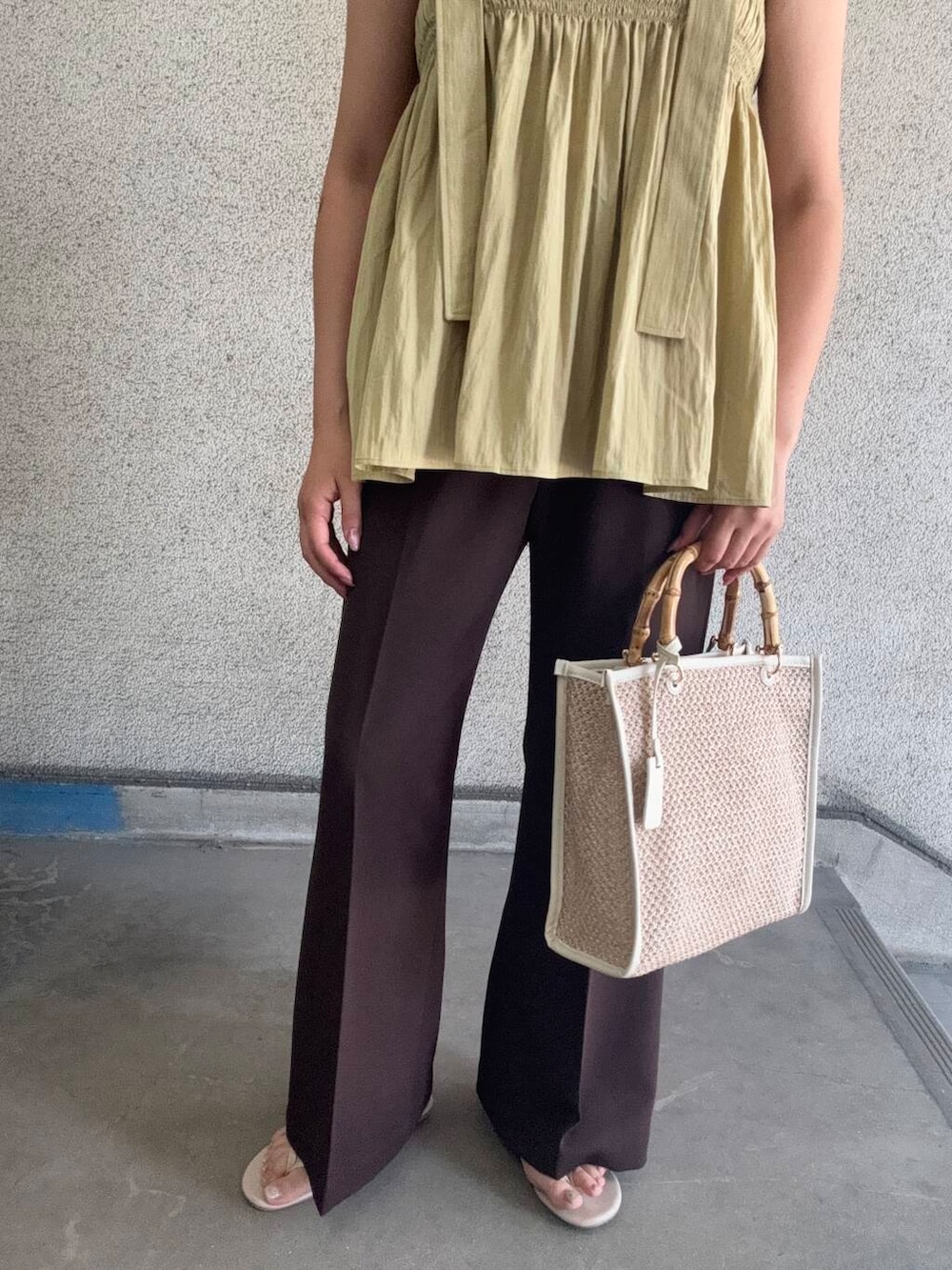 ホワイト系のTシャツ/カットソー、ホワイト系のショルダーバッグ、ブラウン系のその他パンツを着用したレディースの夏コーディネートの6枚目の写真
