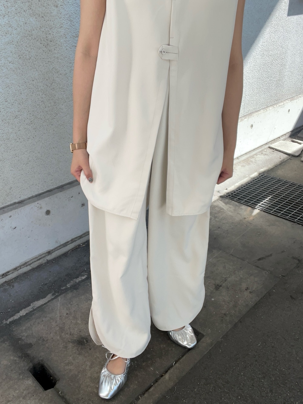 ホワイト系のセットアップを着用したレディースの春コーディネートの4枚目の写真