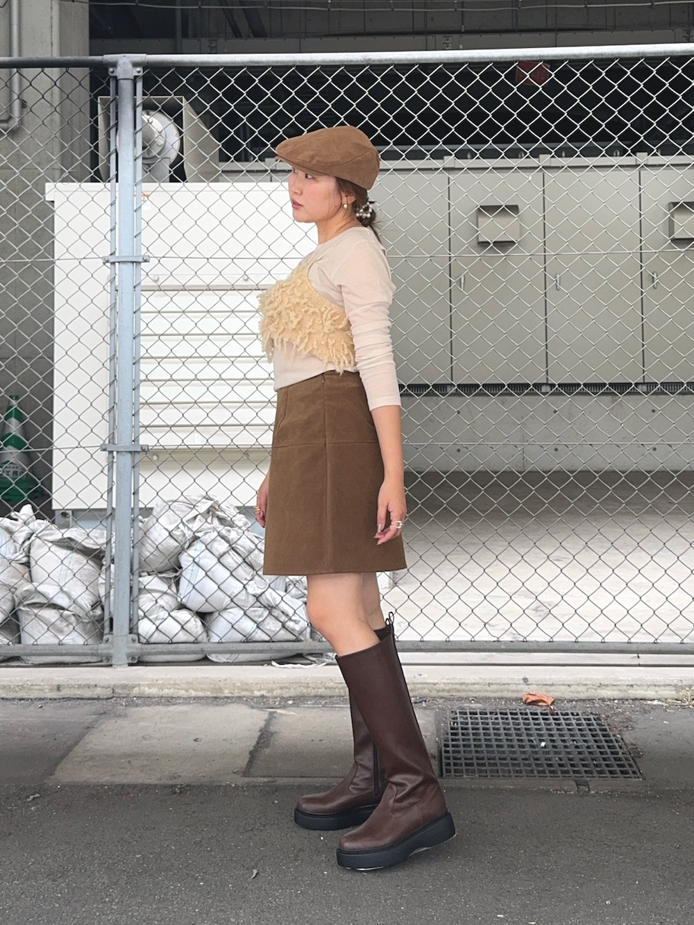 ベージュ系のその他トップス、イエロー系のスカート、ブラウン系のブーツを着用したレディースの秋コーディネートの2枚目の写真