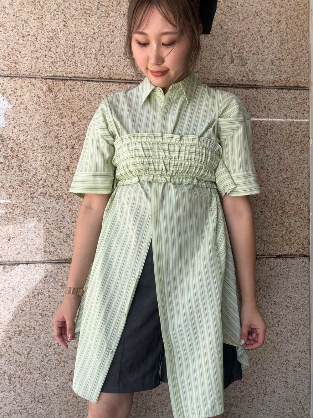 グリーン系のワンピース、ブラウン系のその他パンツを着用したレディースの夏コーディネートの3枚目の写真