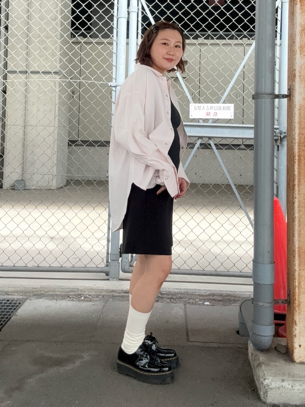 グレー系のタンクトップ、ブラック系のその他パンツ、シルバー系のネックレスを着用したレディースの秋コーディネートの3枚目の写真
