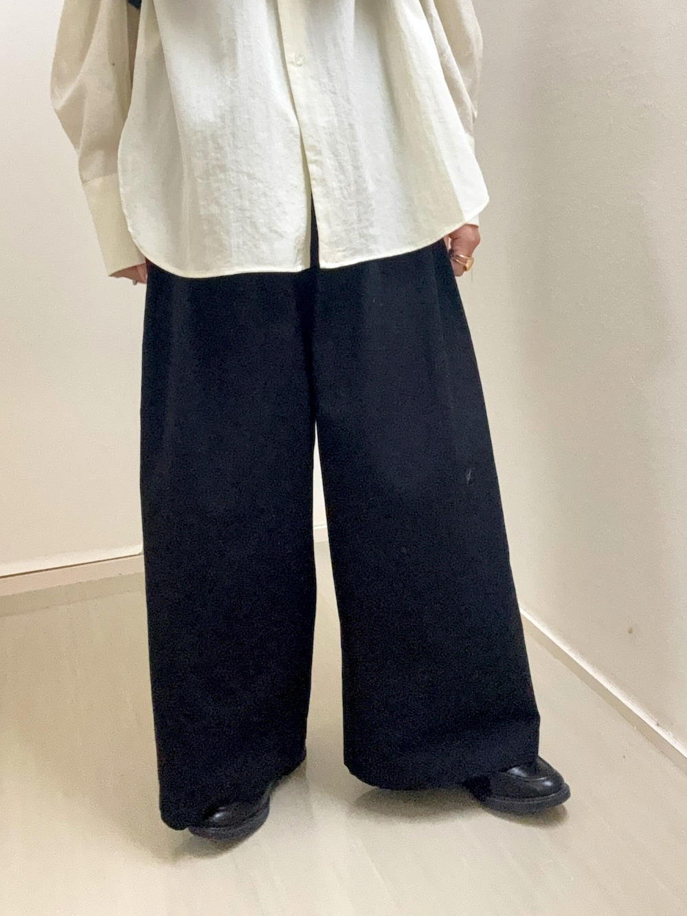 ホワイト系のシャツ/ブラウス、グレー系のニット/セーター、ブラック系のその他パンツを着用したレディースの春コーディネートの6枚目の写真