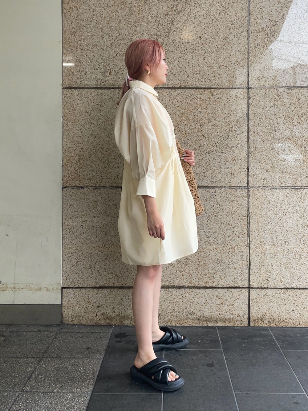 ホワイト系のワンピース、ホワイト系のその他パンツを着用したレディースの春コーディネートの3枚目の写真