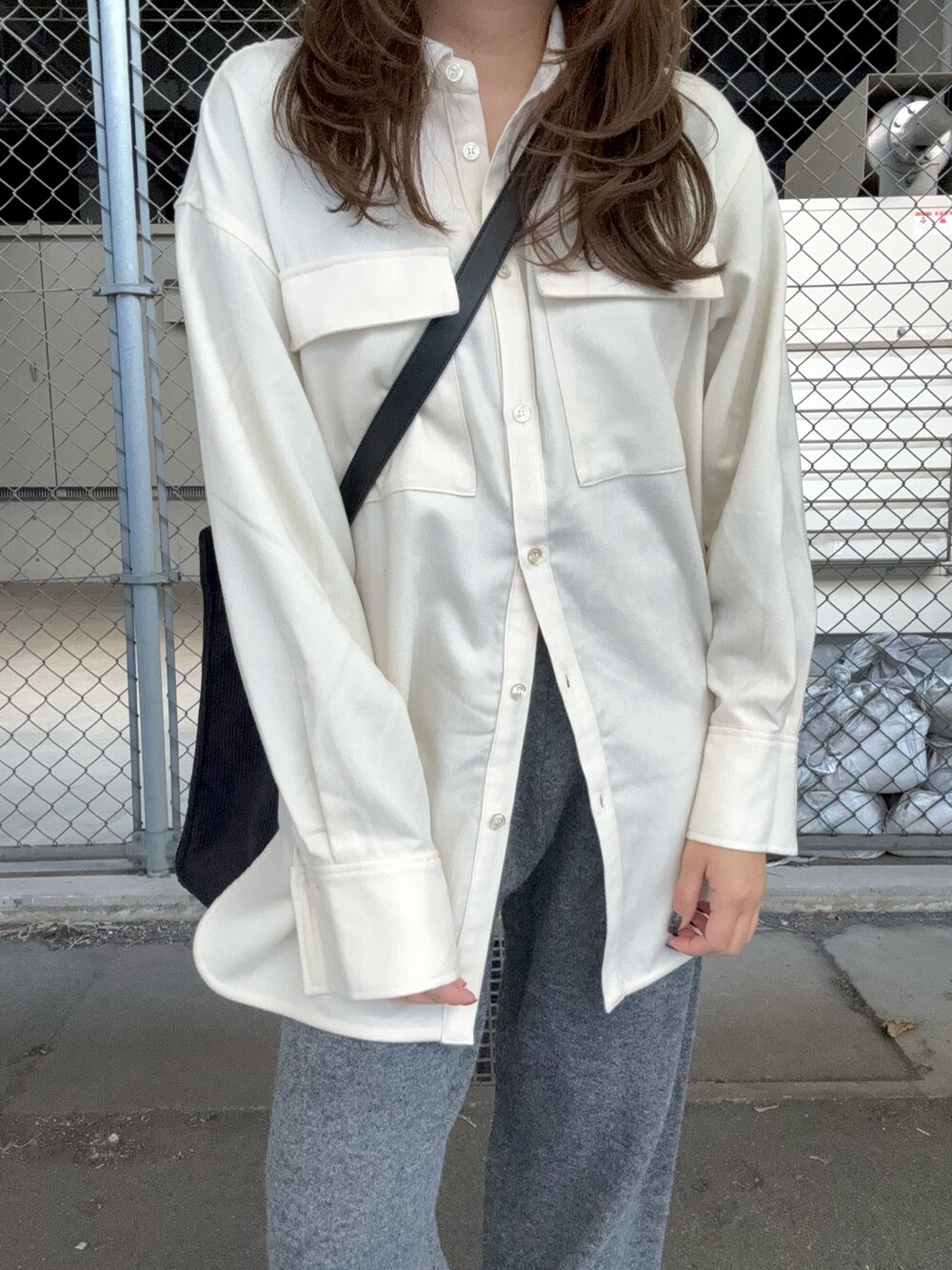 グレー系のその他パンツ、ホワイト系のシャツ/ブラウス、グレー系のトートバッグを着用したレディースの冬コーディネートの4枚目の写真