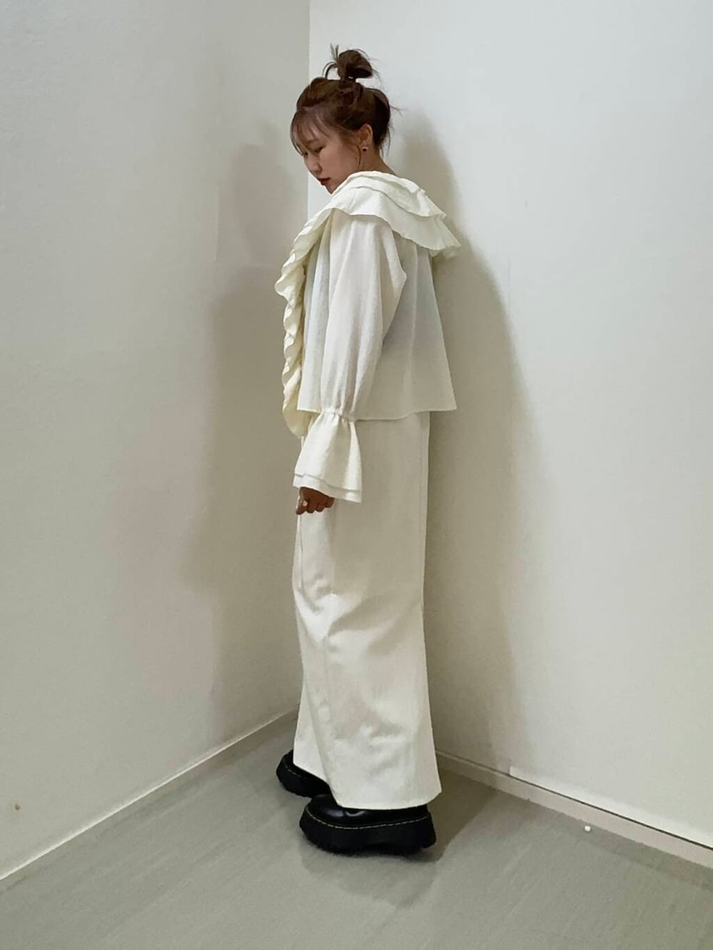 ホワイト系のシャツ/ブラウス、ブラウン系のタンクトップ、ホワイト系のスカートを着用したレディースの春コーディネートの3枚目の写真