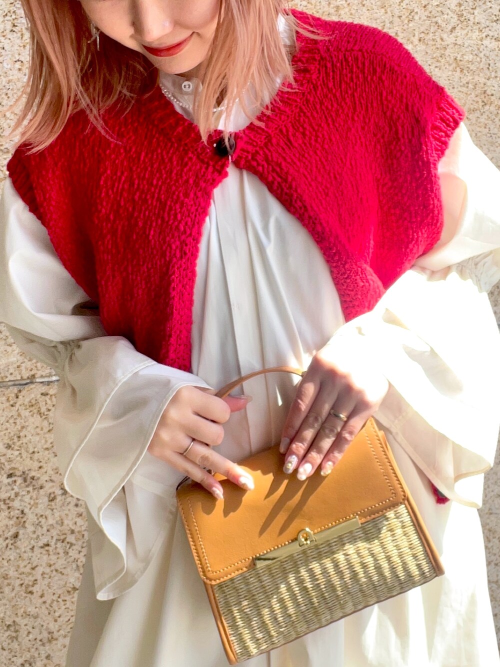 ホワイト系のワンピース、レッド系のニット/セーター、イエロー系のショルダーバッグを着用したレディースの春コーディネートの4枚目の写真