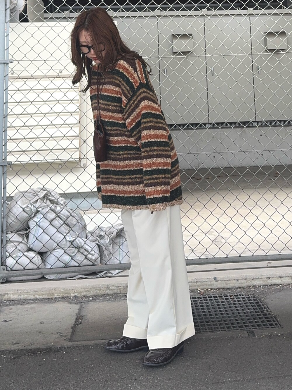 ブラウン系のニット/セーター、ホワイト系のその他パンツ、ブラウン系のローファーを着用したレディースの秋コーディネートの2枚目の写真