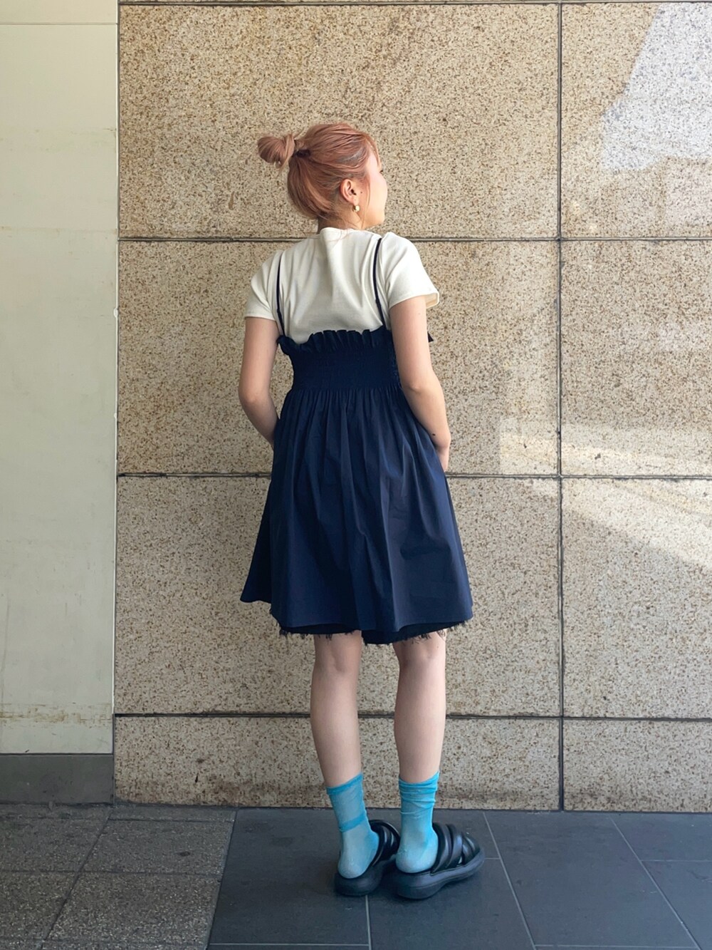ホワイト系のTシャツ/カットソー、ブルー系のワンピースを着用したレディースの夏コーディネートの2枚目の写真