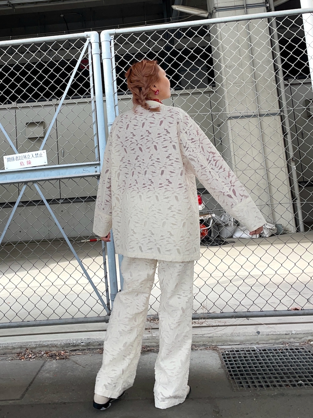 ホワイト系のシャツ/ブラウス、ホワイト系のその他パンツ、ホワイト系のドレスシューズを着用したレディースの春コーディネートの3枚目の写真