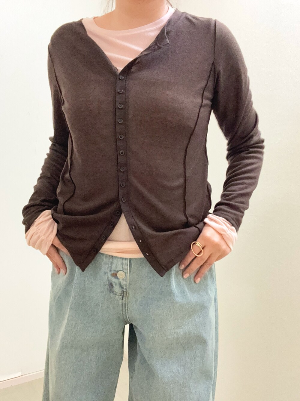 ブルー系のデニムパンツ、ブラウン系のTシャツ/カットソー、ブラック系のスニーカーを着用したレディースの冬コーディネートの4枚目の写真