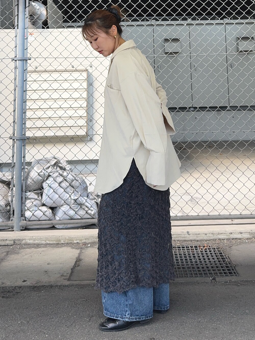 ホワイト系のシャツ/ブラウス、ブルー系のデニムパンツ、グレー系のスカートを着用したレディースの秋コーディネートの3枚目の写真