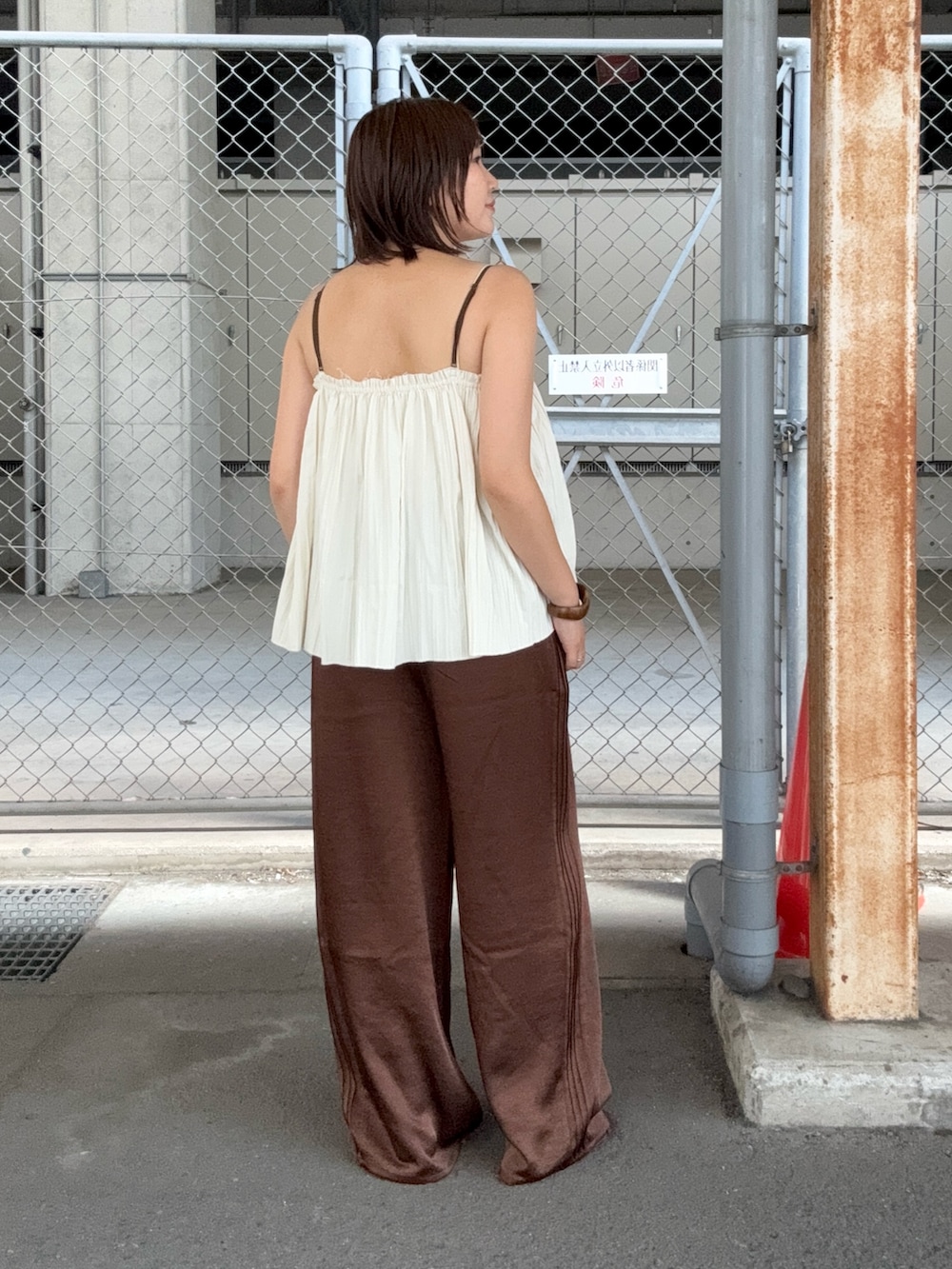ホワイト系のその他トップス、ブラウン系のその他パンツ、ブラウン系のブレスレットを着用したレディースの夏コーディネートの3枚目の写真