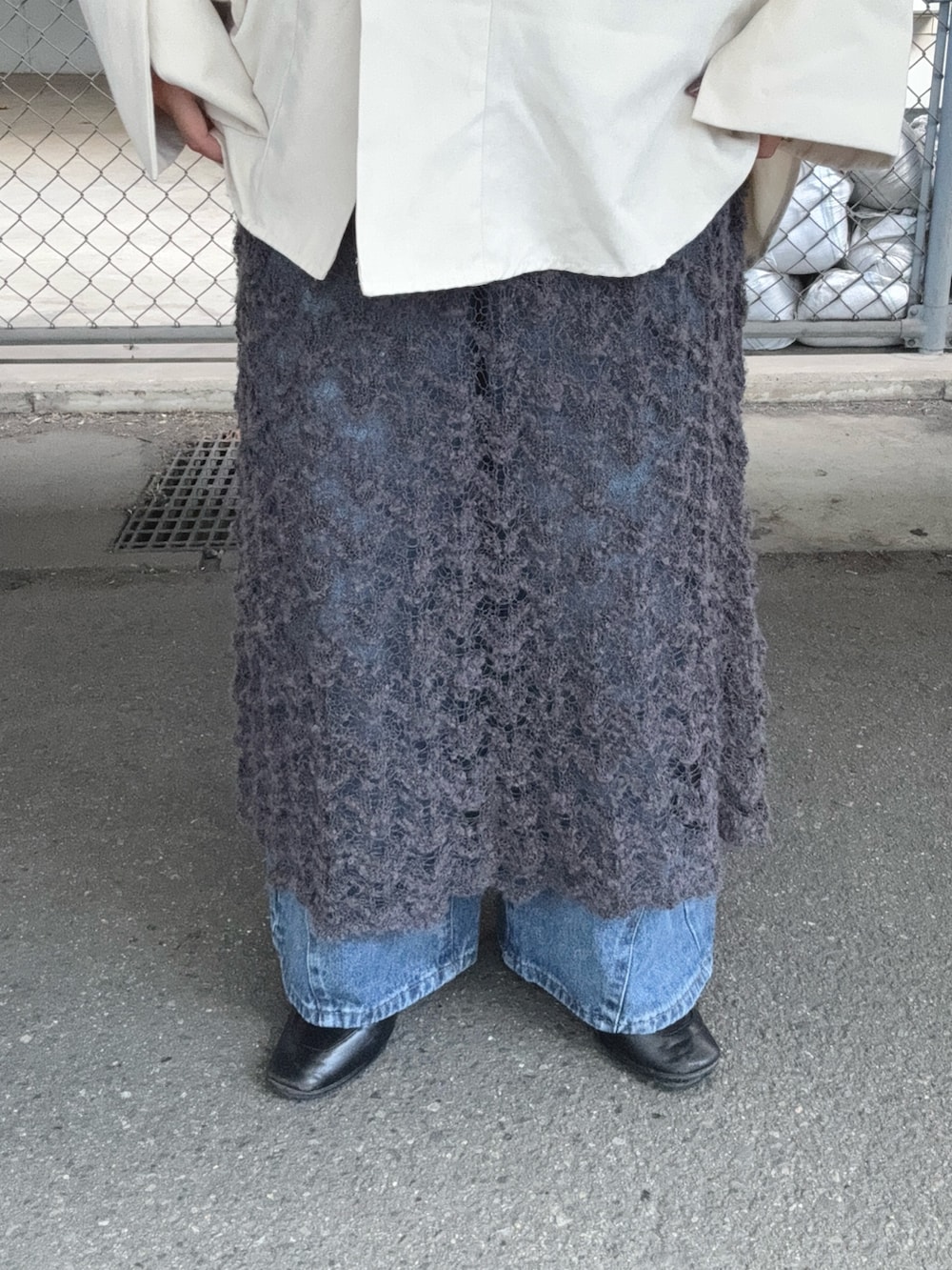 ホワイト系のシャツ/ブラウス、ブルー系のデニムパンツ、グレー系のスカートを着用したレディースの秋コーディネートの4枚目の写真