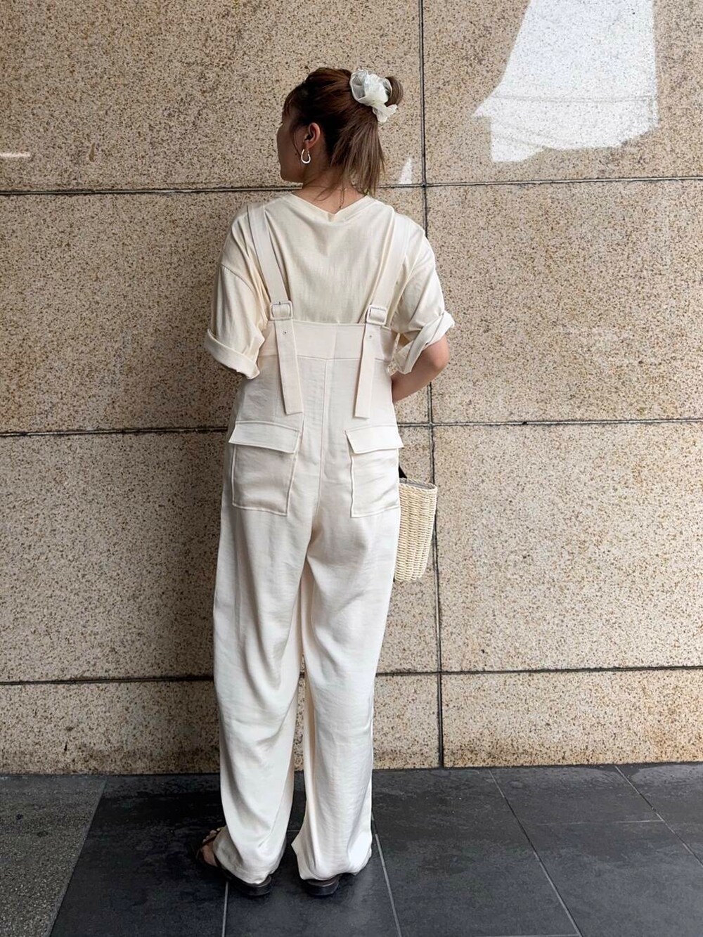 ホワイト系のハンドバッグ、ホワイト系のサロペット/オーバーオール、イエロー系のTシャツ/カットソーを着用したレディースの夏コーディネートの3枚目の写真