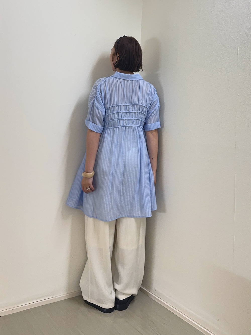 ブルー系のワンピース、ホワイト系のその他パンツ、ブラック系のサンダルを着用したレディースの春コーディネートの3枚目の写真