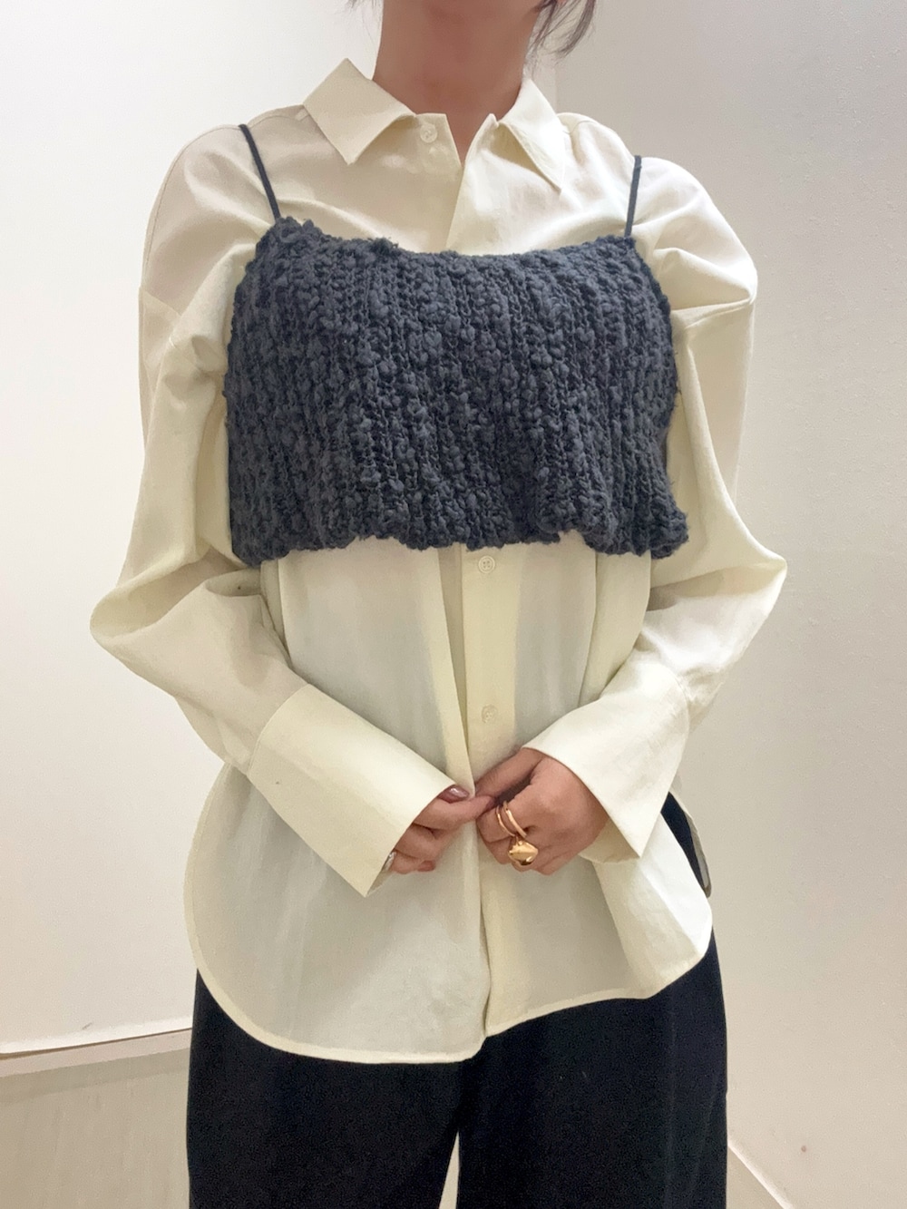 ホワイト系のシャツ/ブラウス、グレー系のニット/セーター、ブラック系のその他パンツを着用したレディースの春コーディネートの5枚目の写真