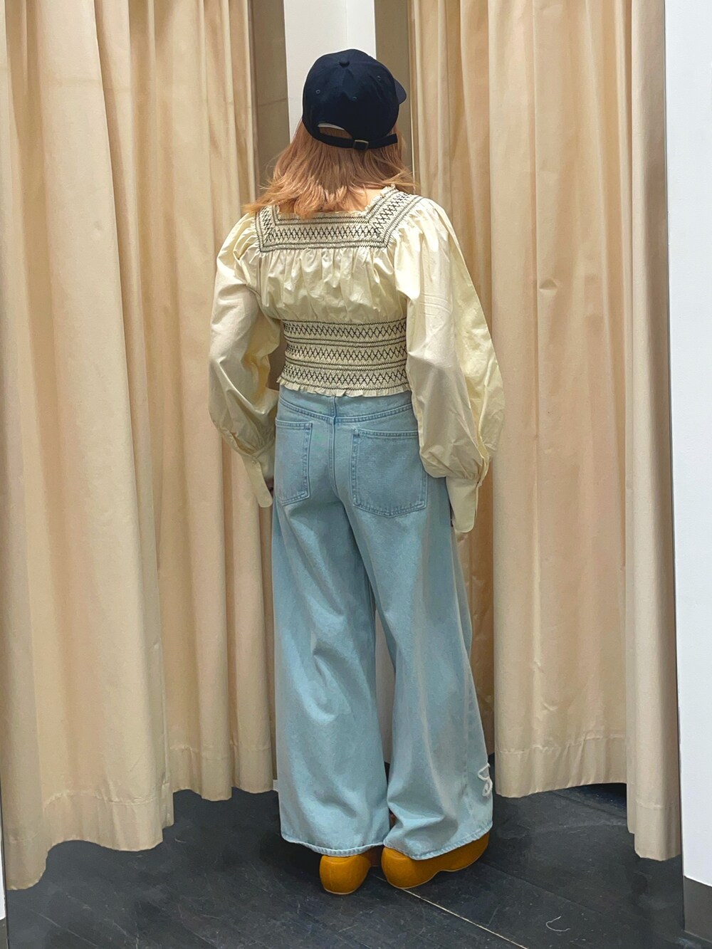 ホワイト系のシャツ/ブラウス、ブルー系のデニムパンツ、イエロー系のサンダルを着用したレディースの春コーディネートの3枚目の写真