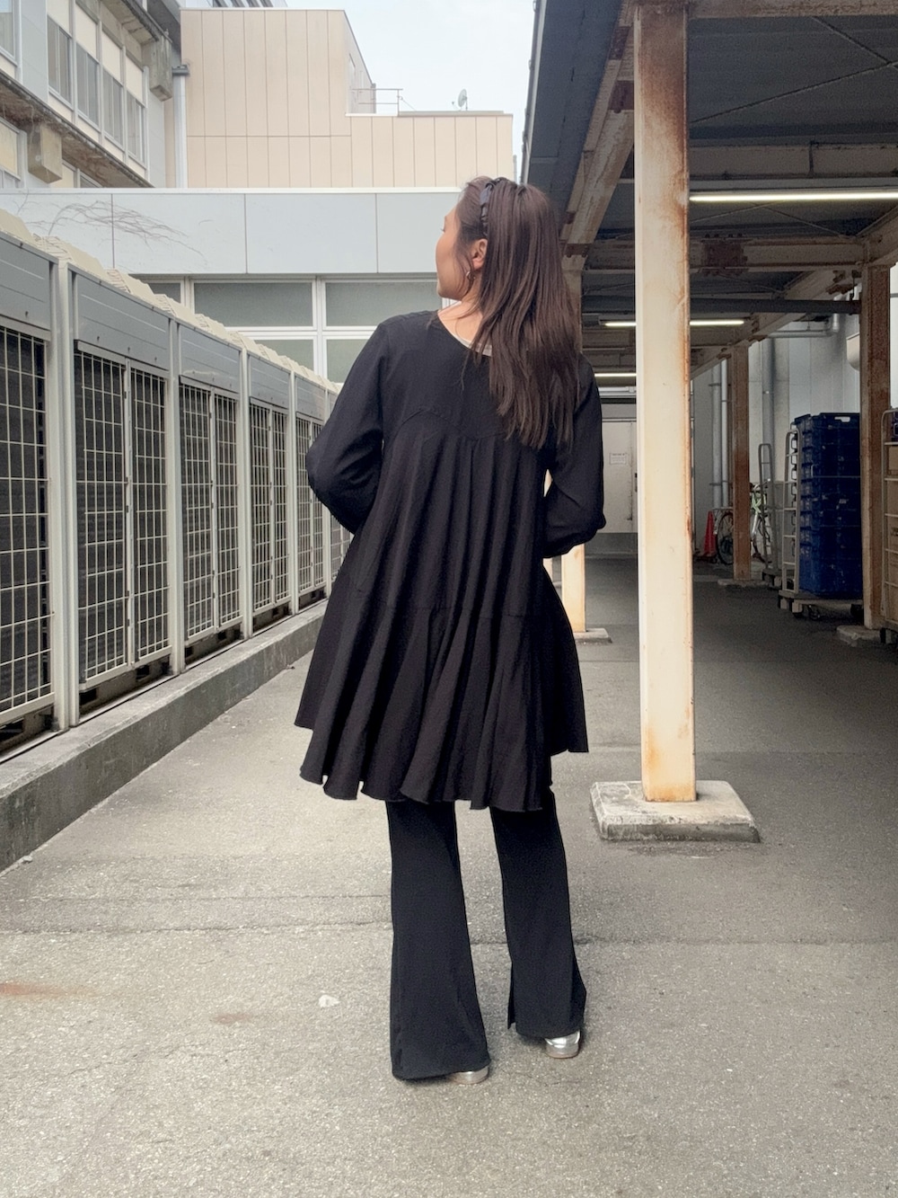 ブラック系のワンピースを着用したレディースの春コーディネートの2枚目の写真