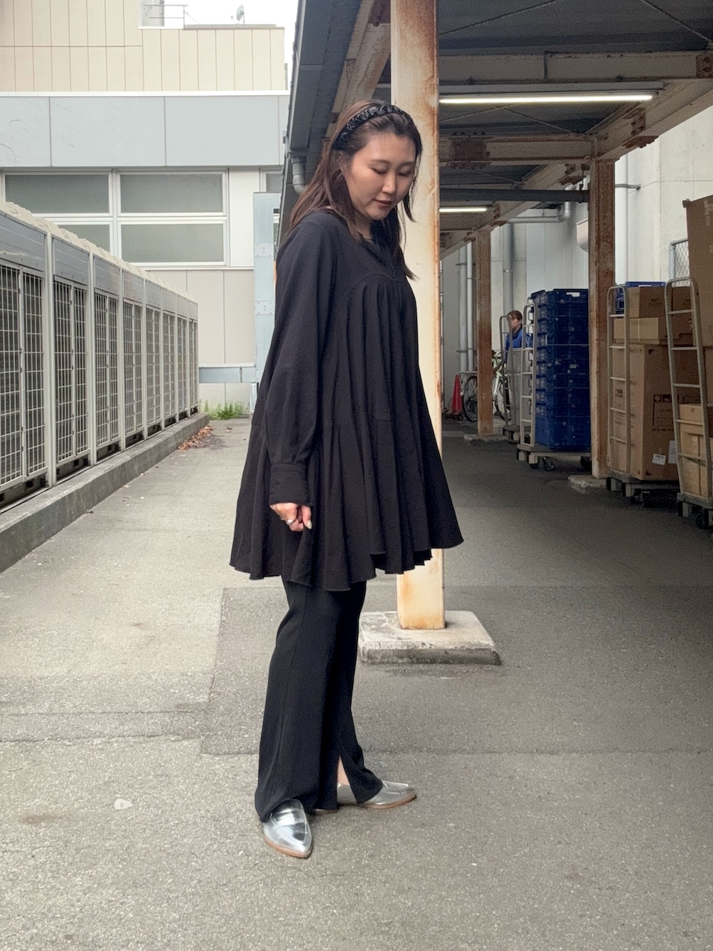 ブラック系のワンピースを着用したレディースの春コーディネートの3枚目の写真