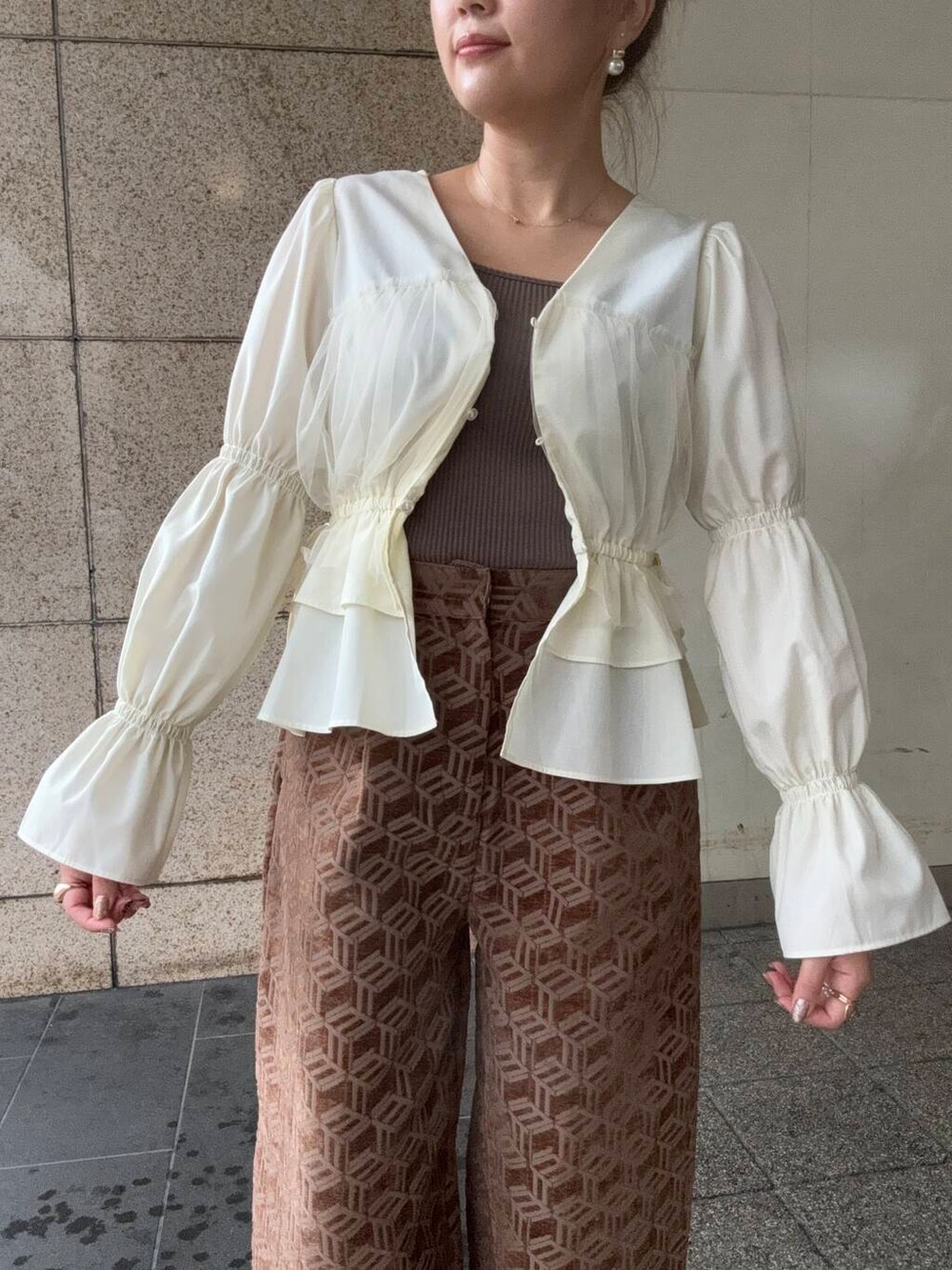 ホワイト系のシャツ/ブラウス、ブラウン系のその他パンツを着用したレディースの秋コーディネートの5枚目の写真