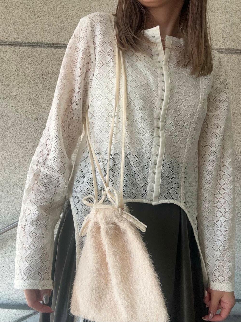 ホワイト系のショルダーバッグ、ホワイト系のTシャツ/カットソー、ブラウン系のスカートを着用したレディースの秋コーディネートの5枚目の写真